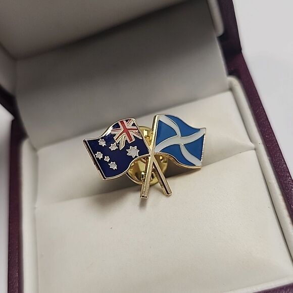 Gold Enamel Flag Pin Historic Scotland Friendship Flags - Picture 1 of 4